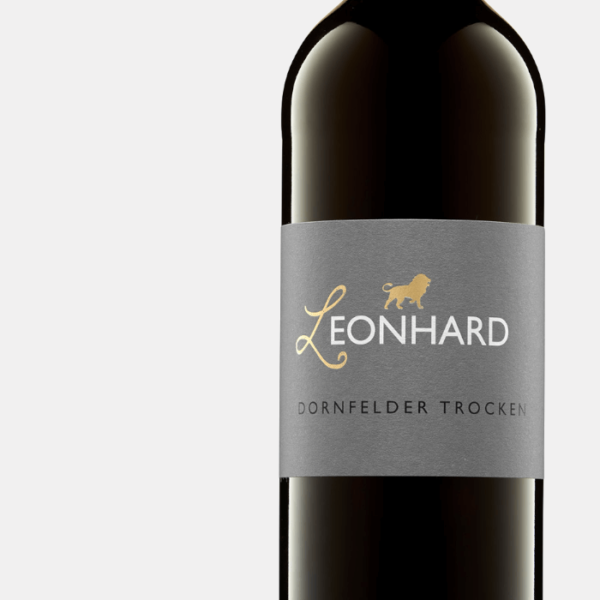 Eine Nahaufnahme einer Flasche Dornfelder trocken vom Weingut Leonhard aus Pleitersheim.