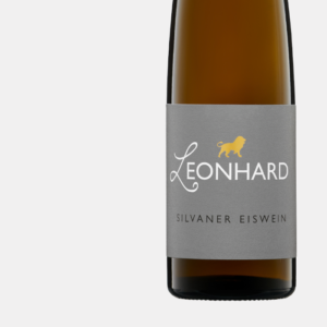 Eine Nahaufnahme einer Flasche Silvaner Eiswein vom Weingut Leonhard aus Pleitersheim.