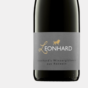 Eine Nahaufnahme einer Flasche Winzerglühwein rot vom Weingut Leonhard aus Pleitersheim.