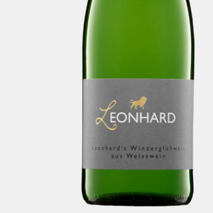 Eine Nahaufnahme einer Flasche Winzerglühwein weiss vom Weingut Leonhard aus Pleitersheim.
