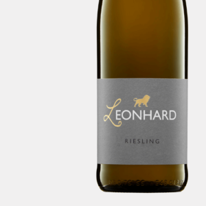 Eine Nahaufnahme einer Flasche Riesling vom Weingut Leonhard aus Pleitersheim.