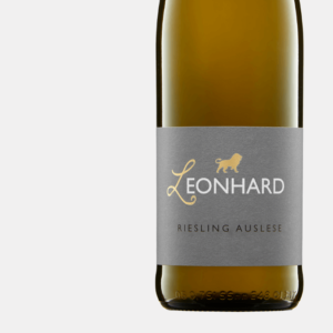 Eine Nahaufnahme einer Flasche Riesling Auslese vom Weingut Leonhard aus Pleitersheim.