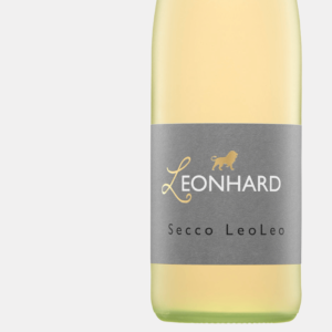 Eine Nahaufnahme einer Flasche Secco LeoLeo vom Weingut Leonhard aus Pleitersheim.