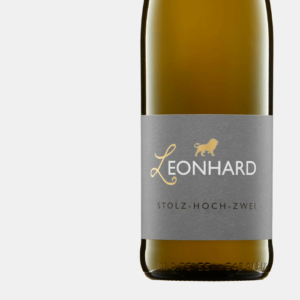 Eine Nahaufnahme einer Flasche STOLZ-HOCH-ZWEI vom Weingut Leonhard aus Pleitersheim.