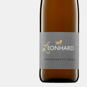 Eine Nahaufnahme einer Flasche Traubensaft vom Weingut Leonhard aus Pleitersheim.