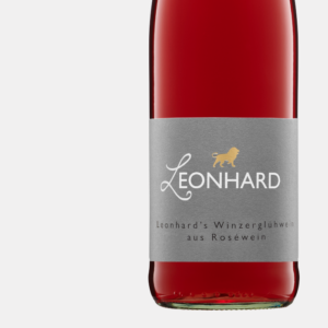 Eine Nahaufnahme einer Flasche Winzerglühwein rot vom Weingut Leonhard aus Pleitersheim.